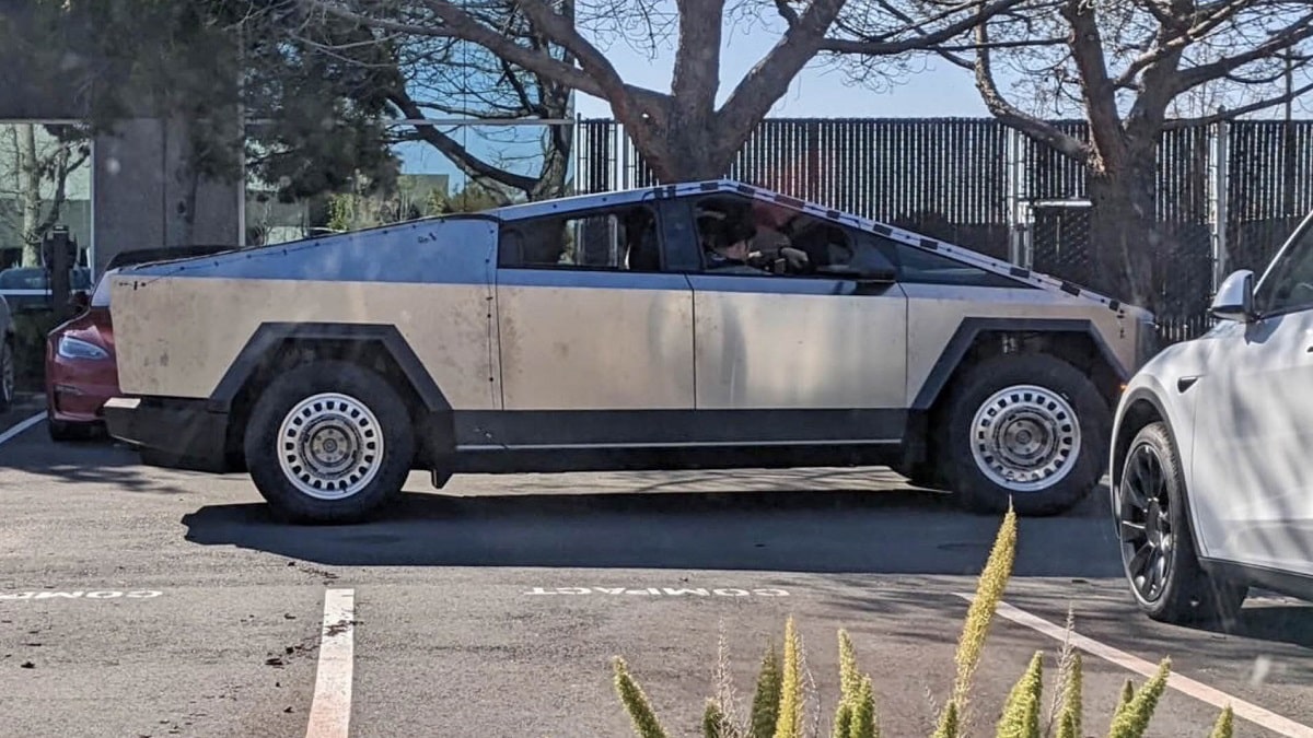 Le prototype du Cybertruck avec des roues en acier