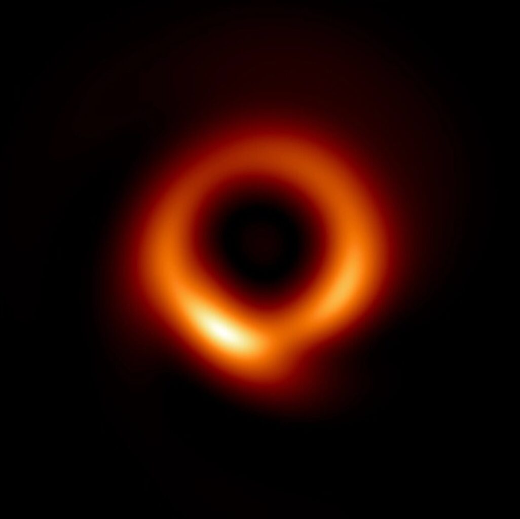 L'image mise à jour du trou noir supermassif au centre de la galaxie M87, qui est maintenant à la résolution maximale des capacités de la collaboration Event Horizon Telescope © Medeiros et al. 2023