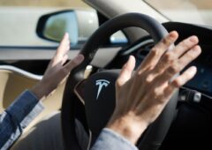 Tesla Elon Musk conduite autonome mois gratuit