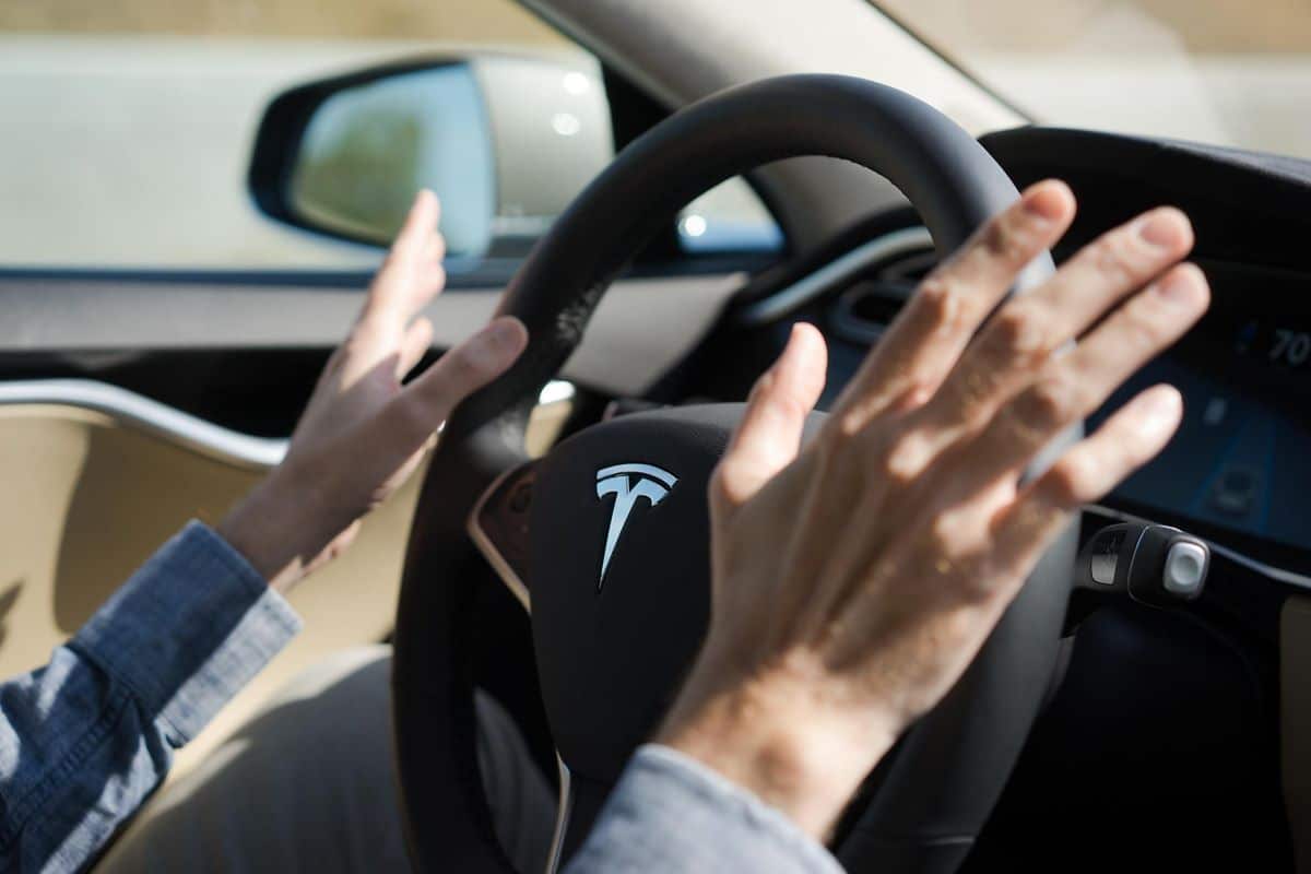 Tesla Elon Musk conduite autonome mois gratuit