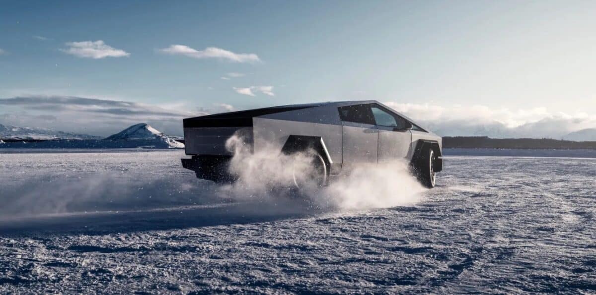 Le Tesla Cybertruck en test sur glace