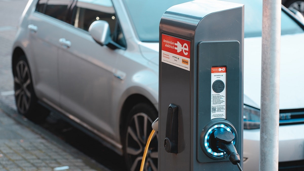 voiture électrique stationner sur place de recharge interdit et peut vous coûter cher