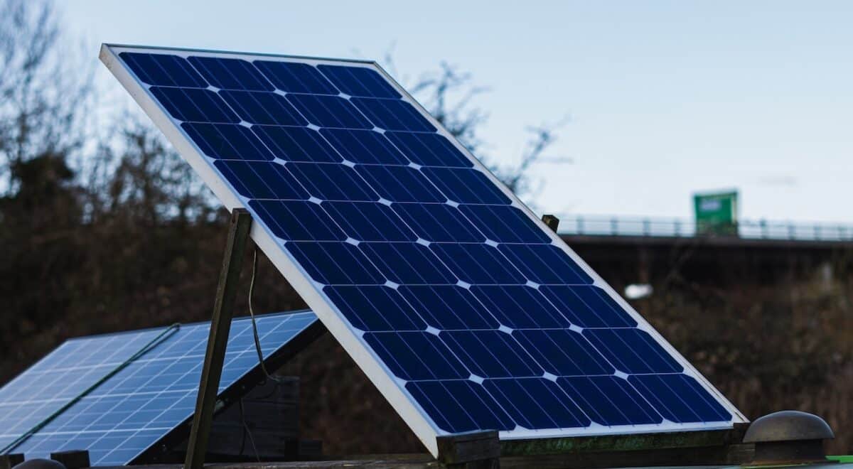 Un panneau solaire personnel installé sur un toit ©Caspar Rae-Unsplash