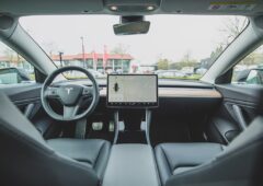 Ça y est, la caméra intérieure des Tesla surveille l'attention des  conducteurs - Les Numériques