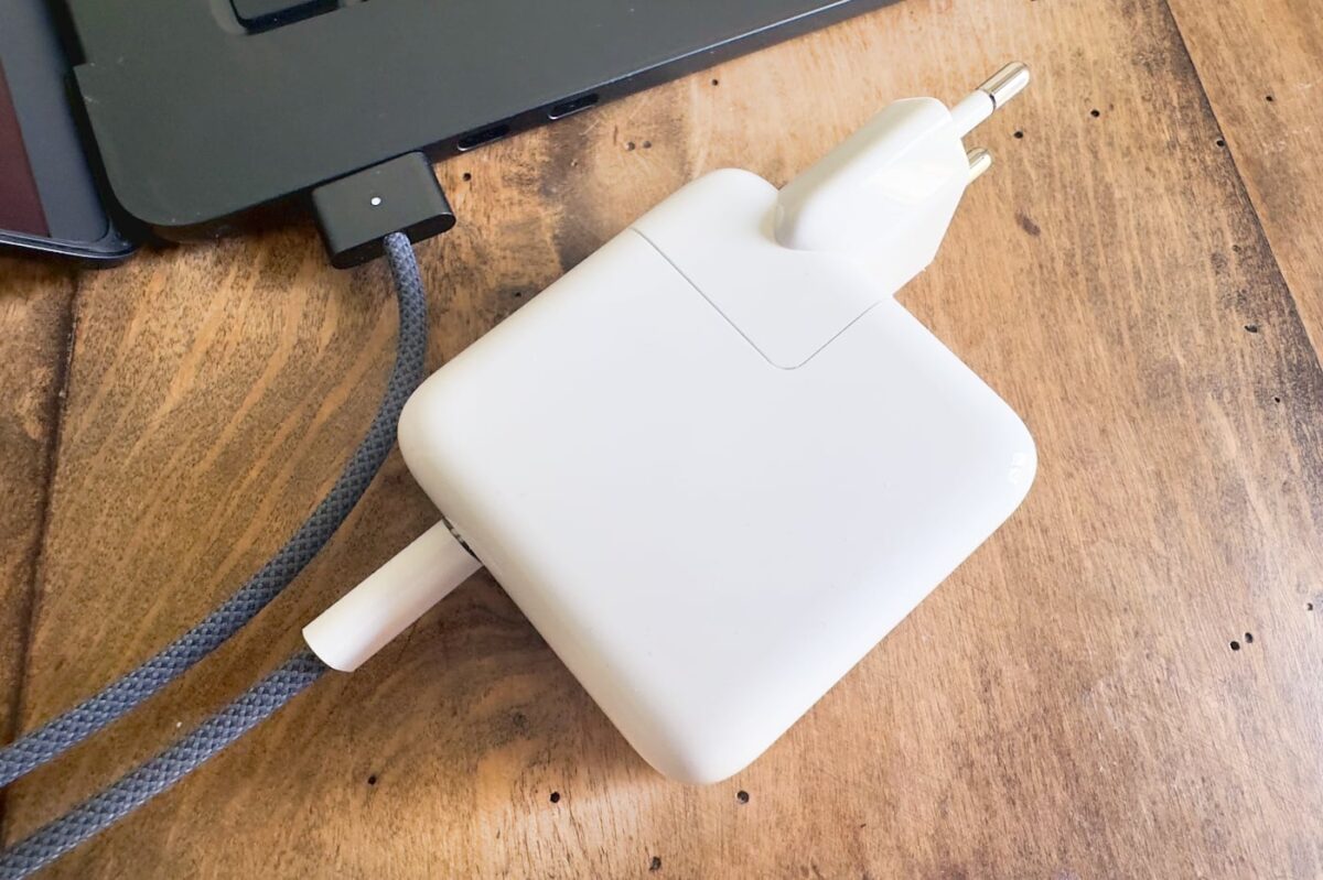 Le chargeur 35 W, fourni par défaut, prend son temps pour recharger le MacBook Air.