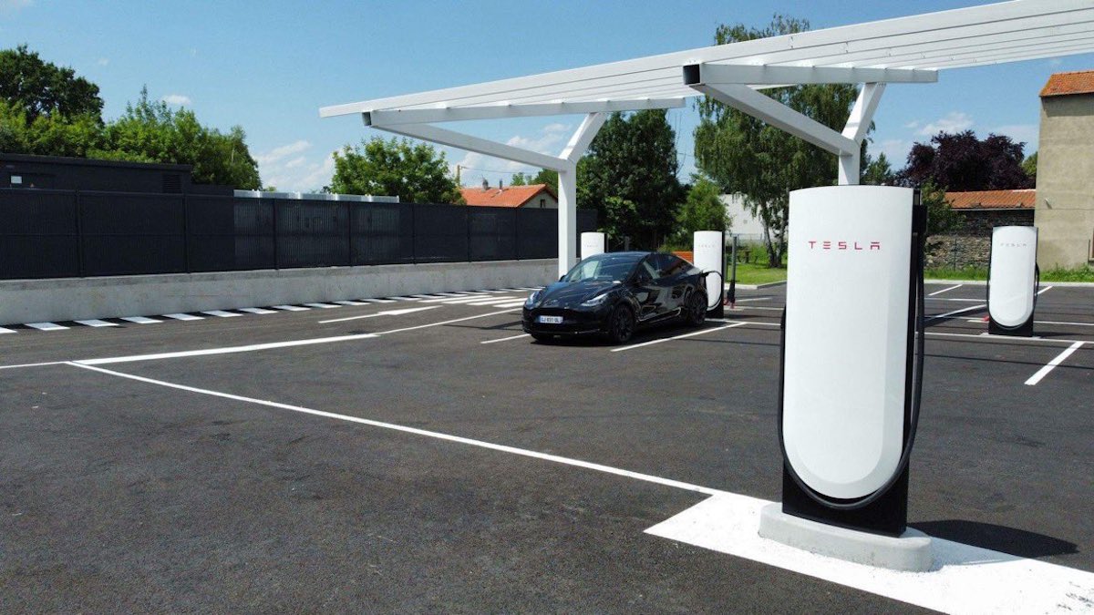 Tesla dévoile son premier Superchargeur V4, voici toutes les