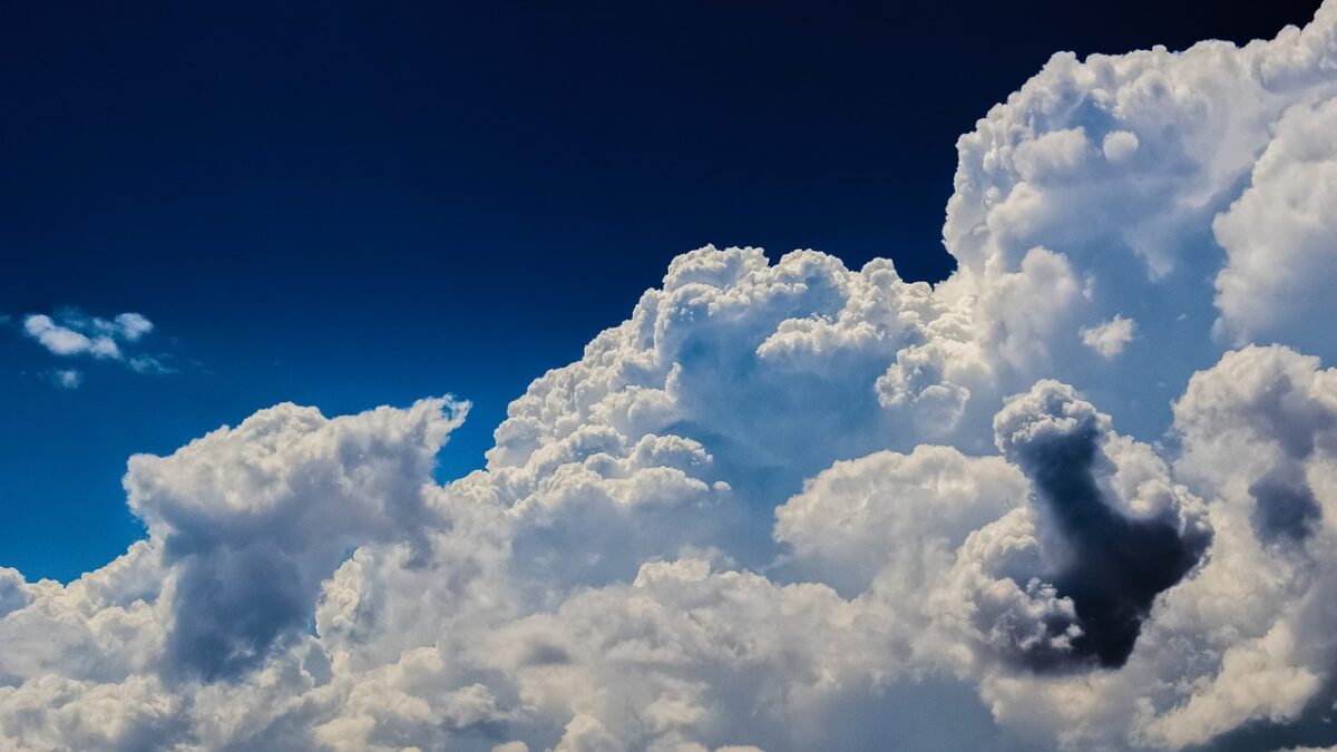 La diffusion de Mie colore les nuages en blanc