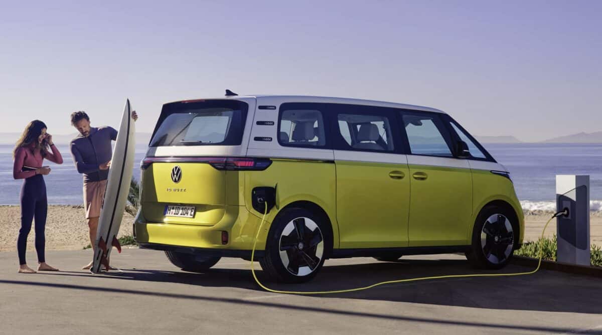 VW ID. Buzz : le Combi électrique 8 000 € moins cher en France qu'en  Allemagne