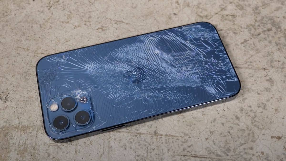 Un iPhone 12 Pro brisé