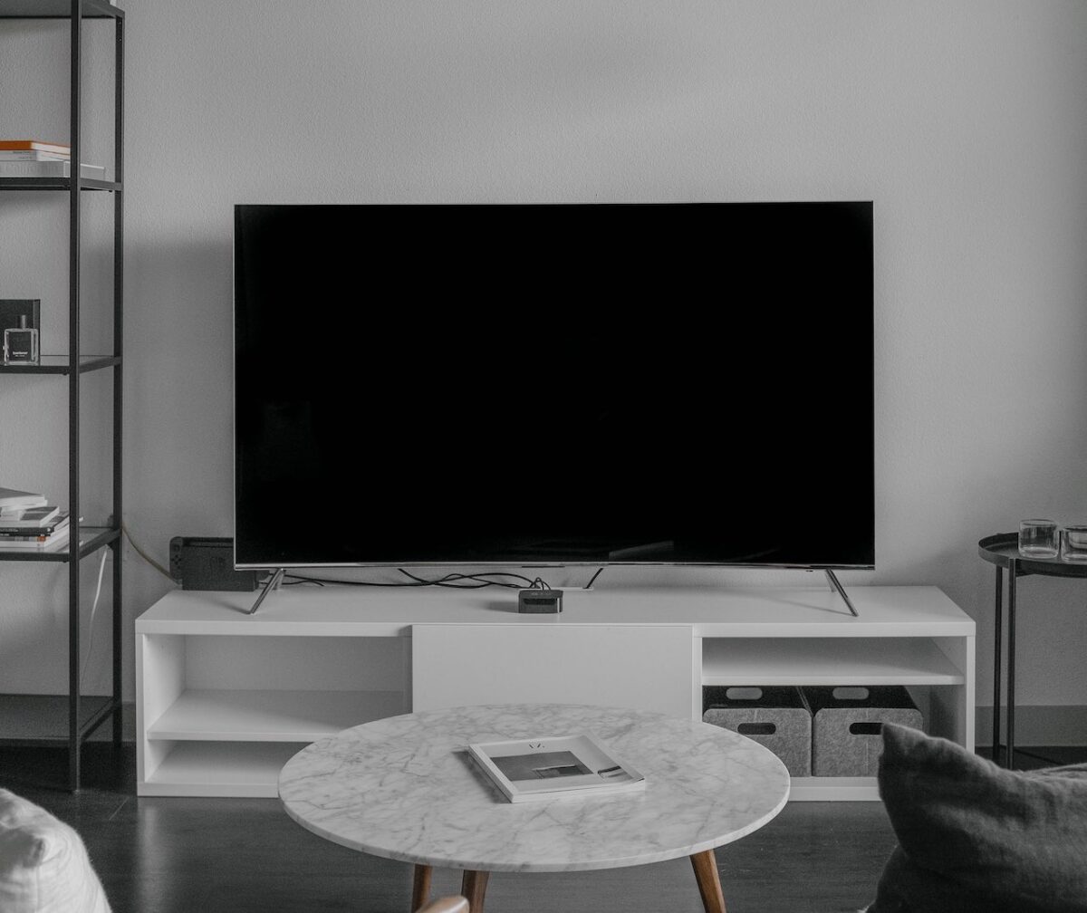 TV écran plat sur son meuble télé ©Andres Jasso-Unsplash