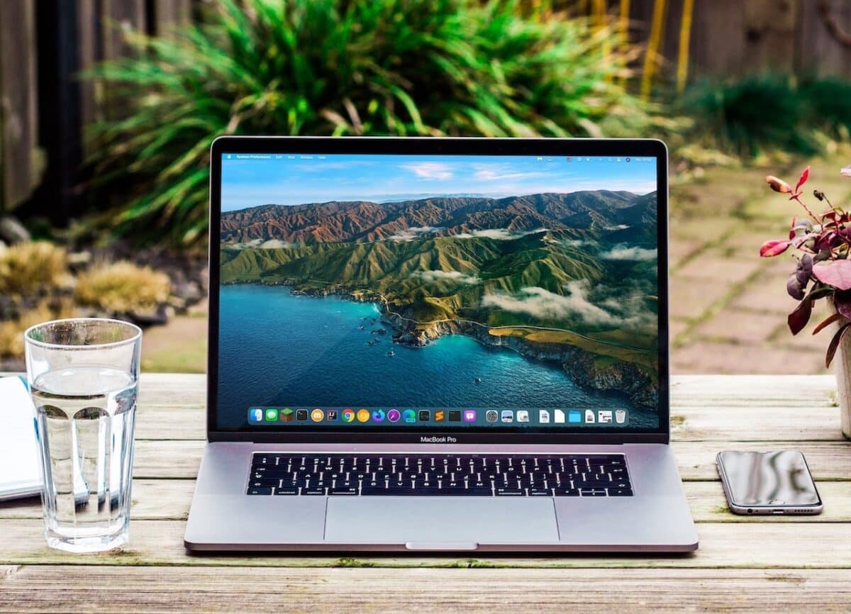 MacBook d'Apple posé sur une table de jardin ©Bram Naus-Unsplash