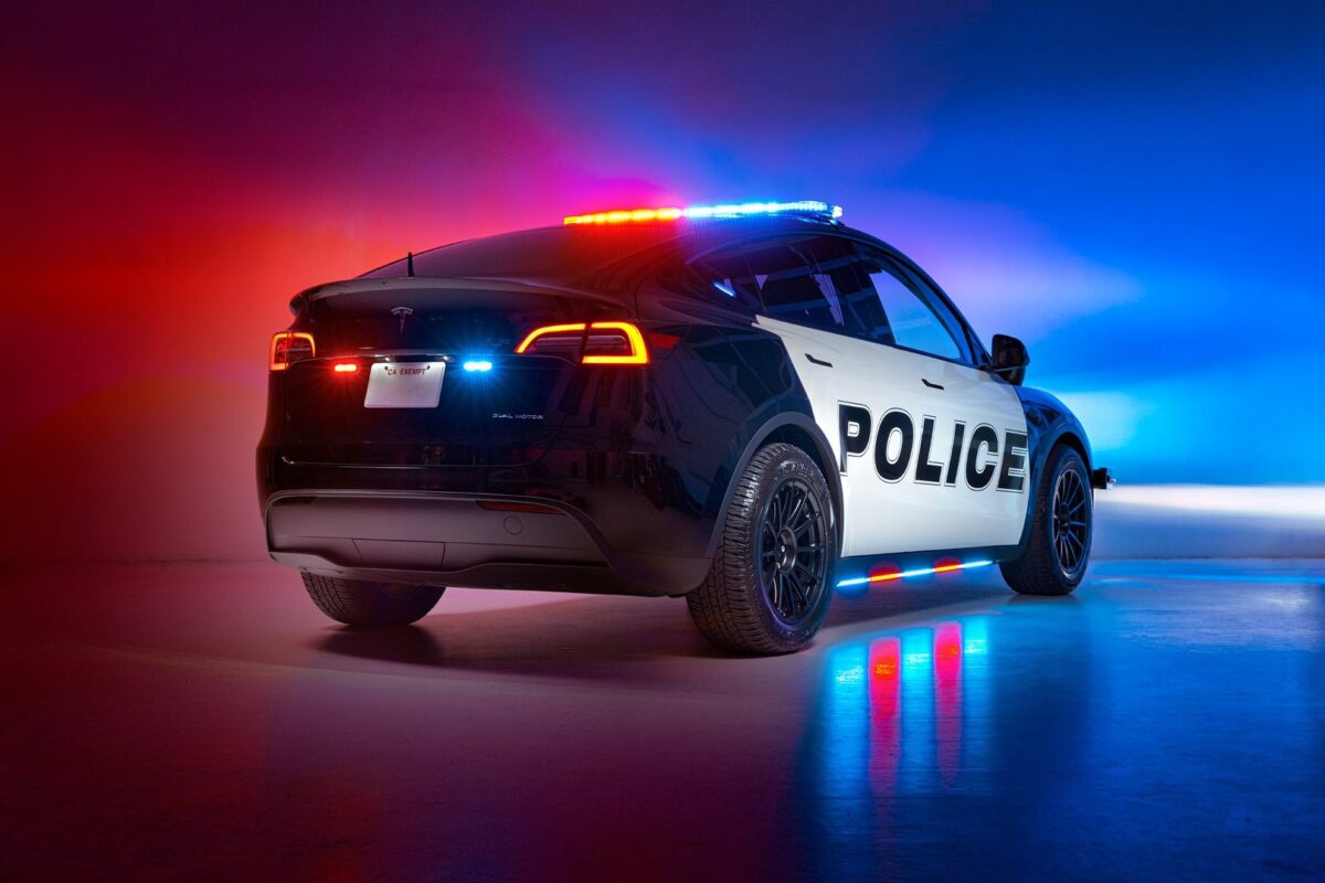 tesla model y voiture électrique police unplugged performance