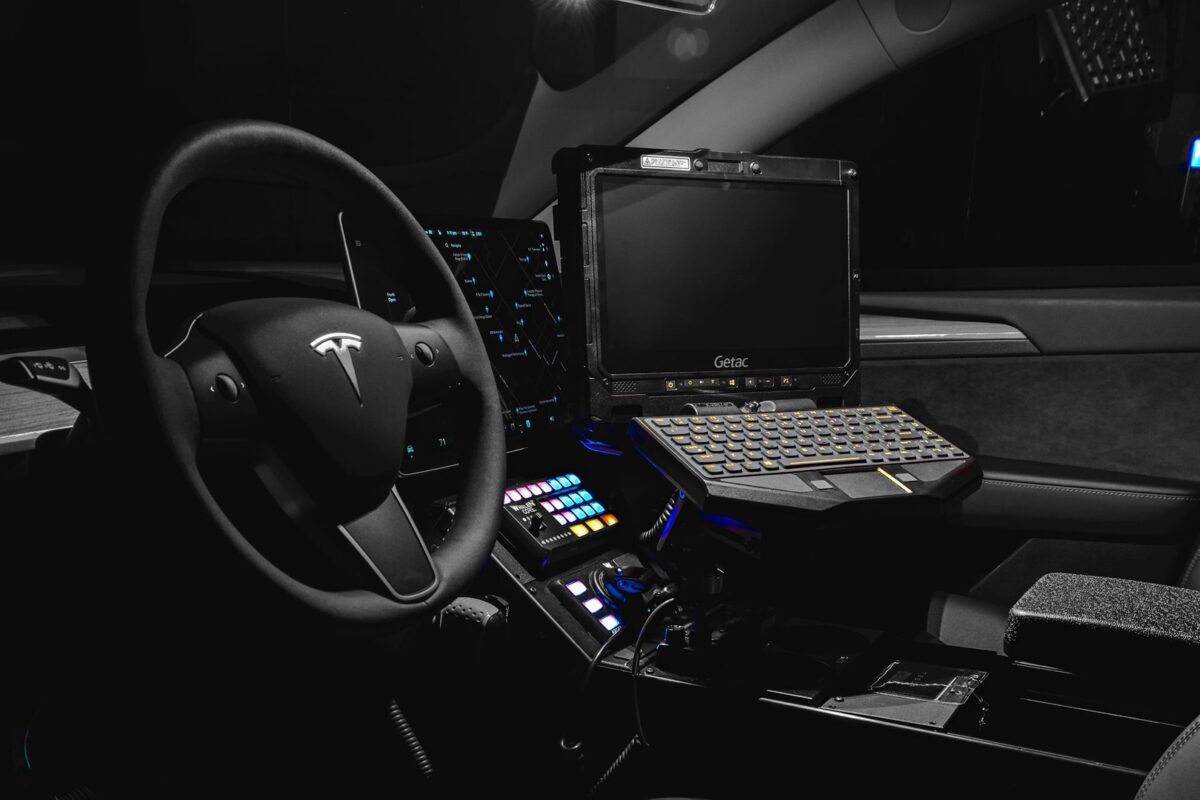 tesla model y voiture électrique police unplugged performance