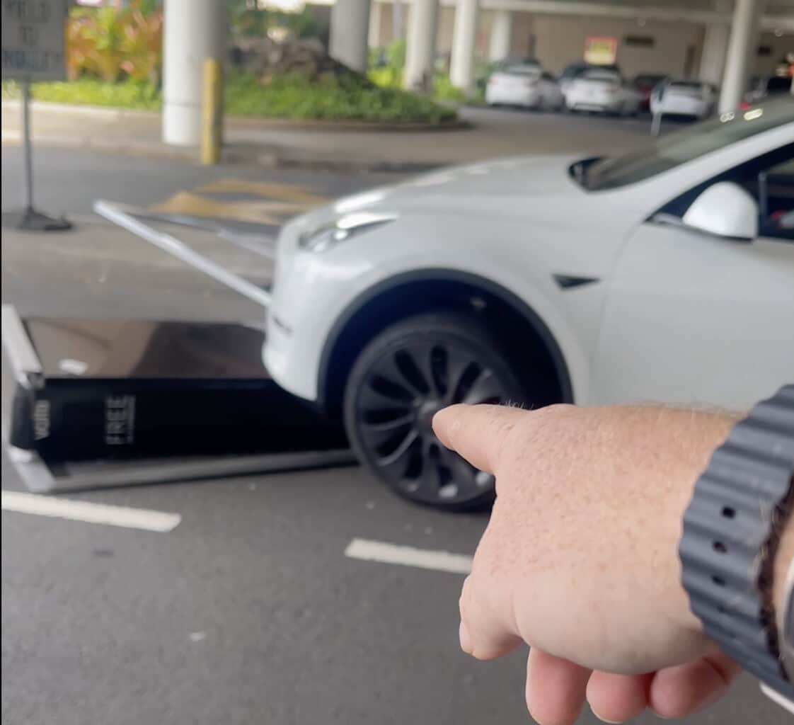 Tesla : une conductrice oublie de débrancher sa voiture et emporte la borne de recharge avec elle ! (vidéo) Par Aymeric Geoffre-Rouland TESLA-borne-de-recharge-1122x1024