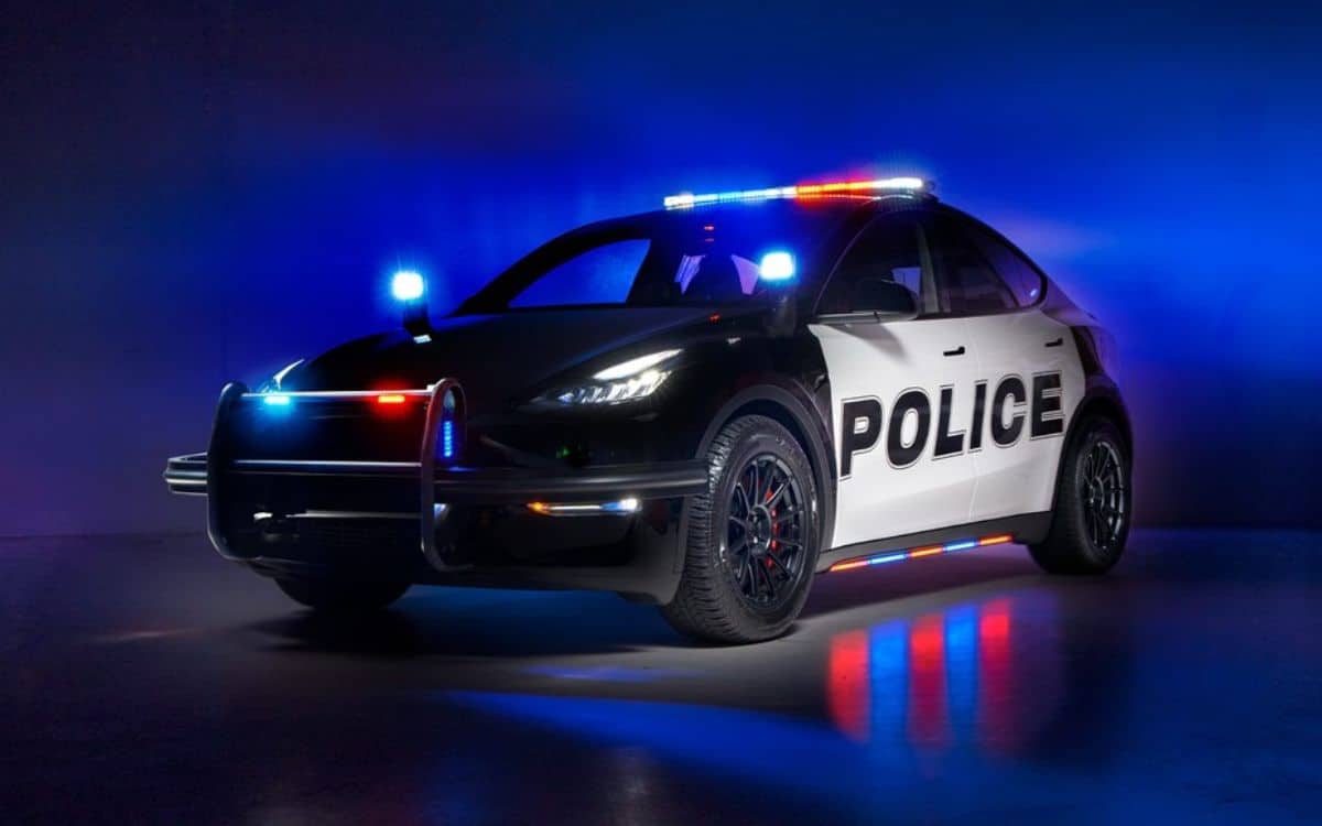 tesla model y voiture électrique police unplugged performance