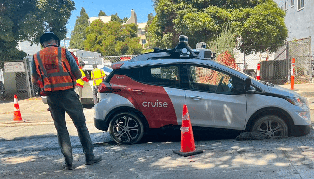 taxi autonome voiture coincé bêton san francisco cruise