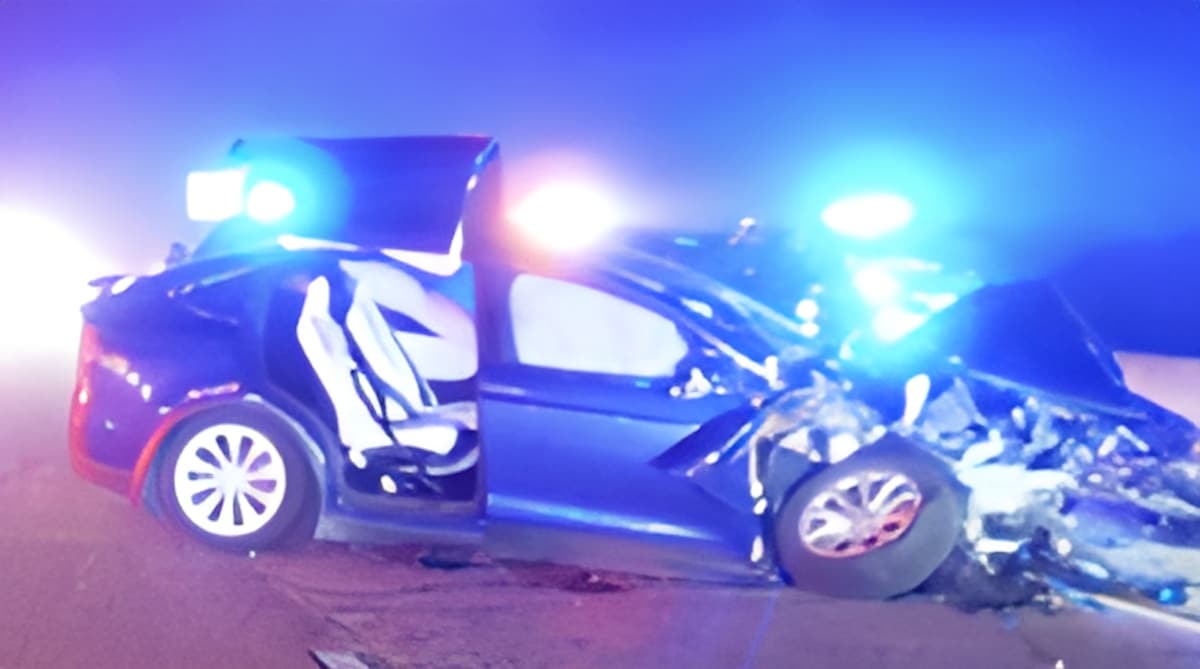 Tesla crash voiture police