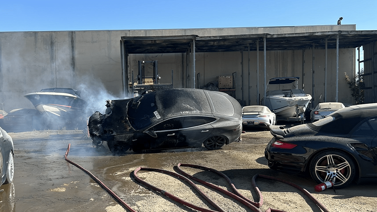 Une Tesla Model S s’enflamme violemment après des mois dans une casse de voitures luxueuses ! Par Auriane Polge  Tesla-model-s-feu