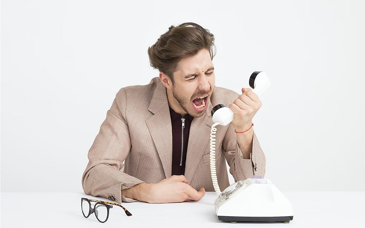 Homme énervé au téléphone