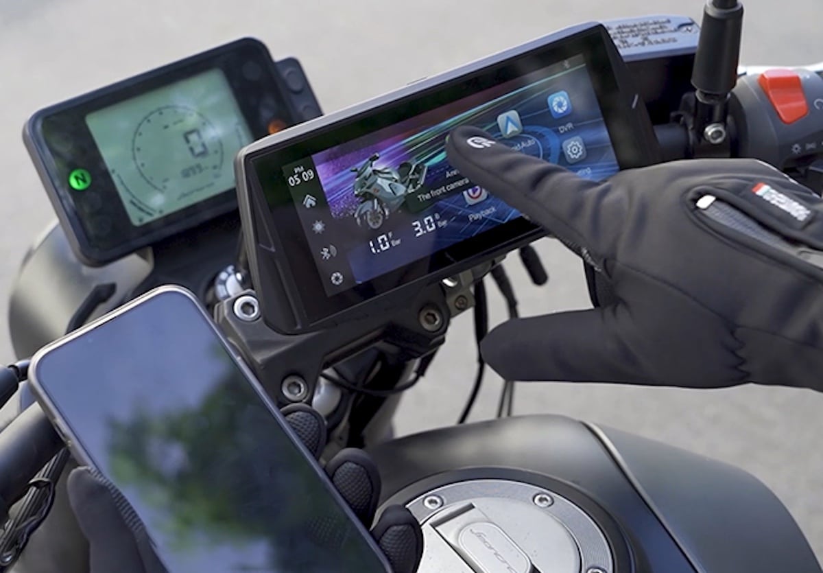 Cet appareil apporte Android Auto et CarPlay à n'importe quelle moto