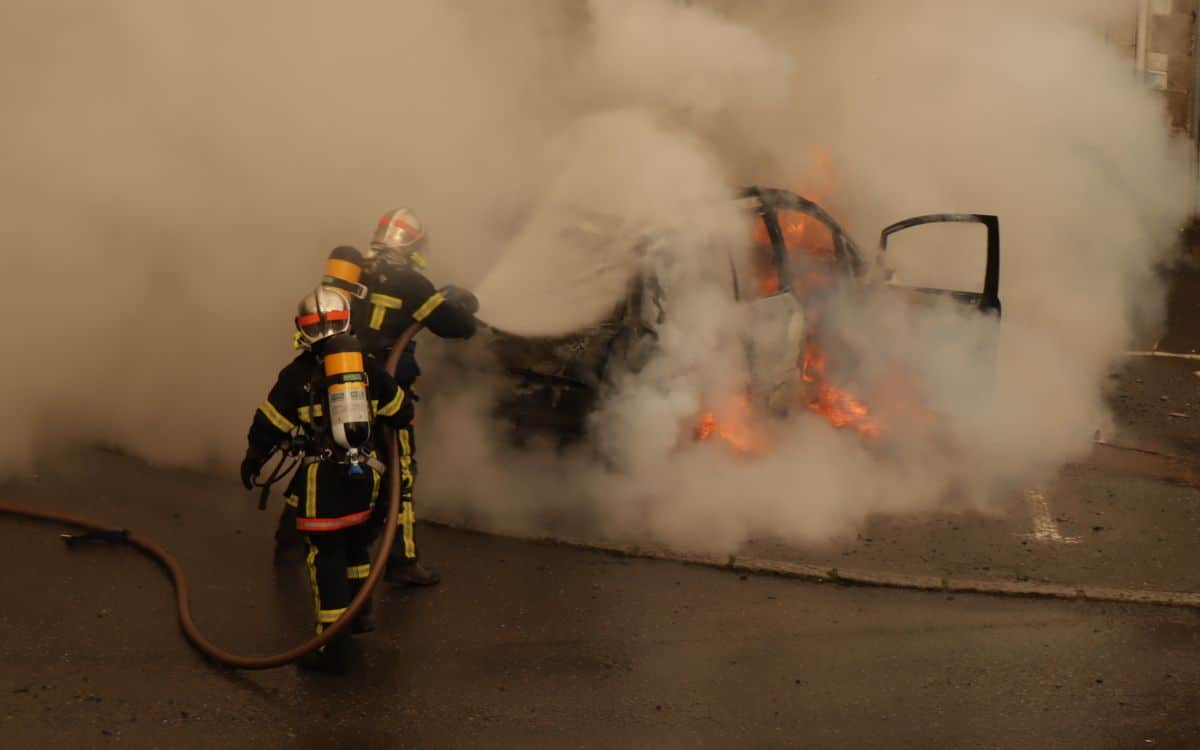 tesla voitures électriques incendie allemagne feu