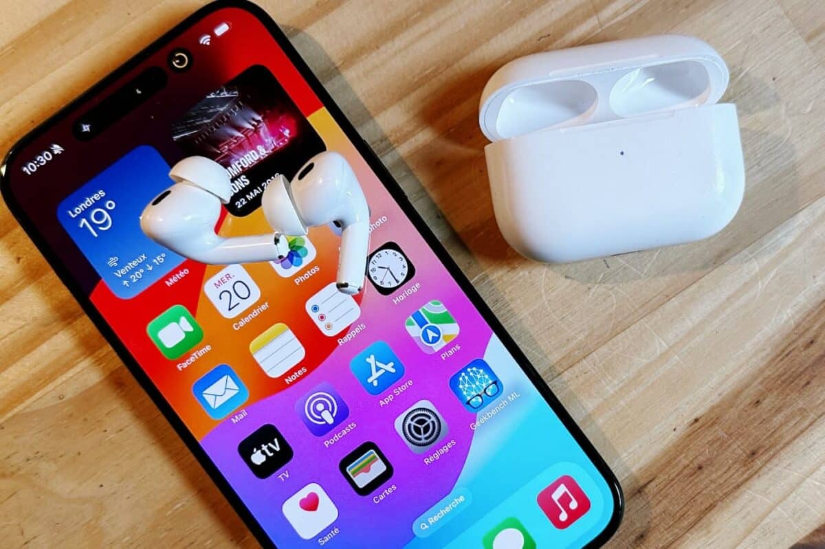 iPhone 15 Pro Max et AirPods Pro 2.