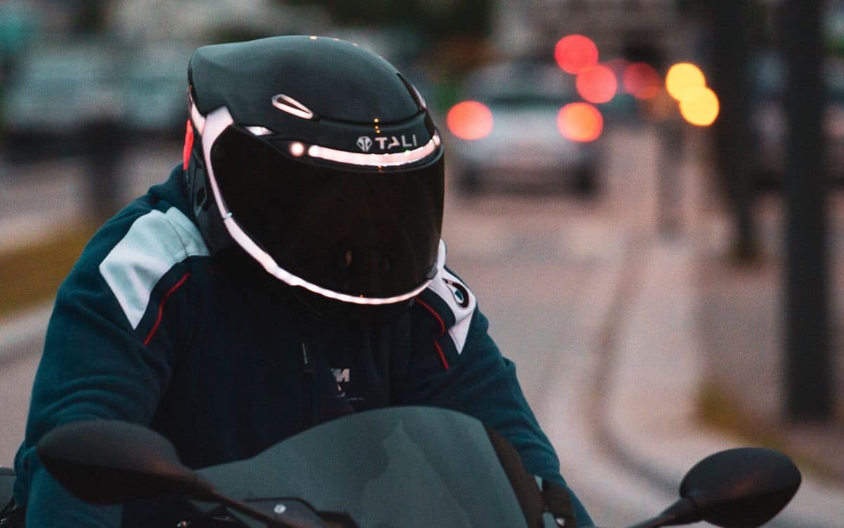 Image 1 : Un Français crée un casque de moto connecté qui alerte les secours lors d'un accident