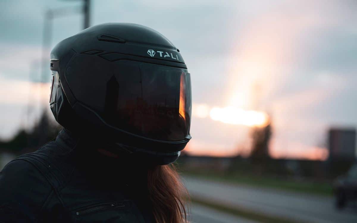 Image 2 : Un Français crée un casque de moto connecté qui alerte les secours lors d'un accident