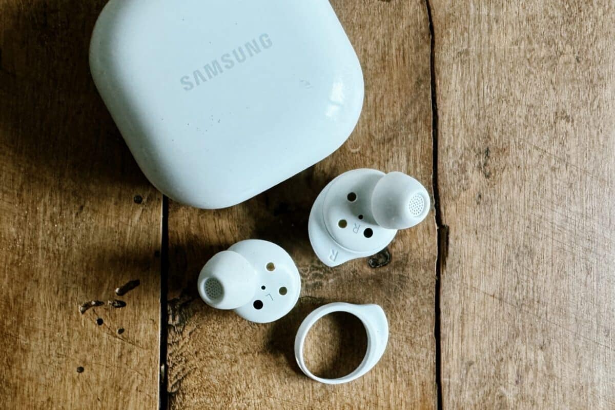 Les Galaxy Buds FE, de Samsung, à côté de leur boîtier de charge.