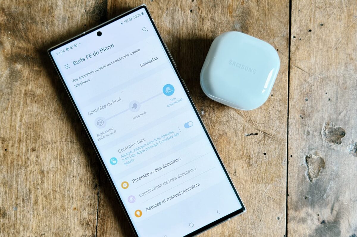 Le boîtier des Galaxy Buds FE, à côté du Galaxy S23 Ultra.