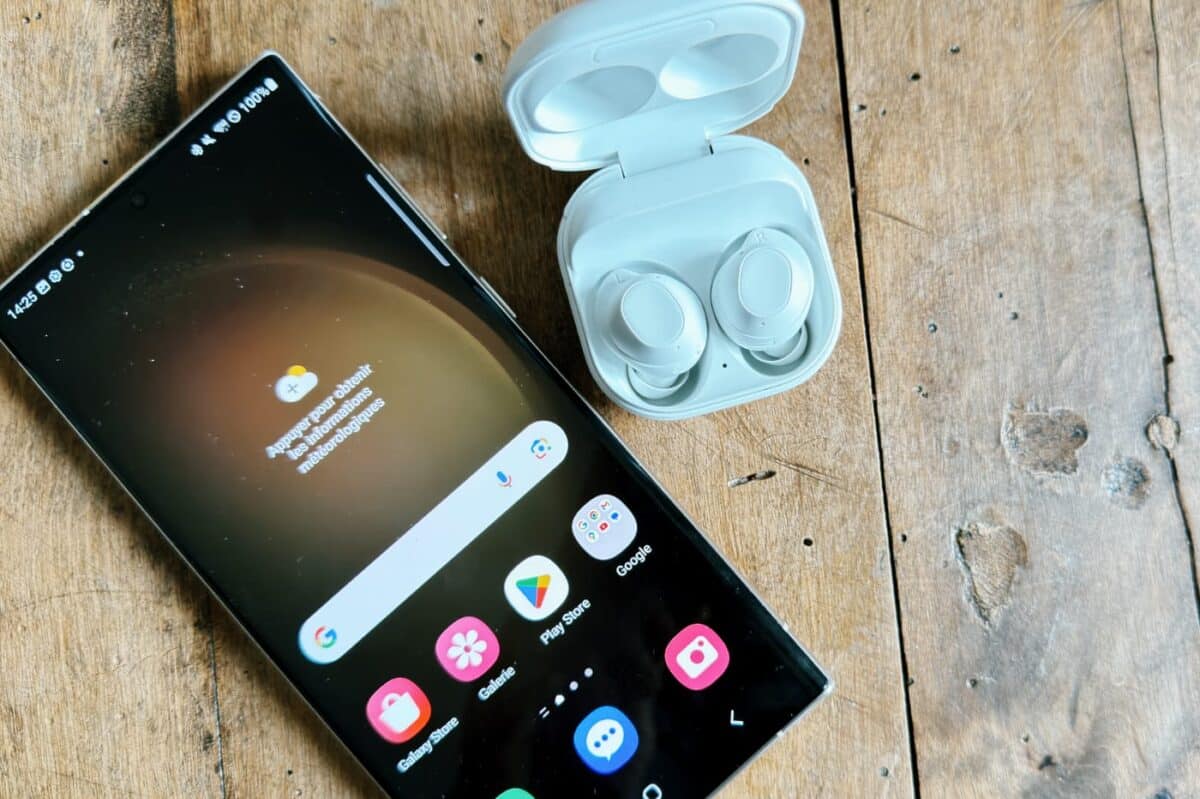 Les Galaxy Buds FE à côté du Samsung Galaxt S23 Ultra.