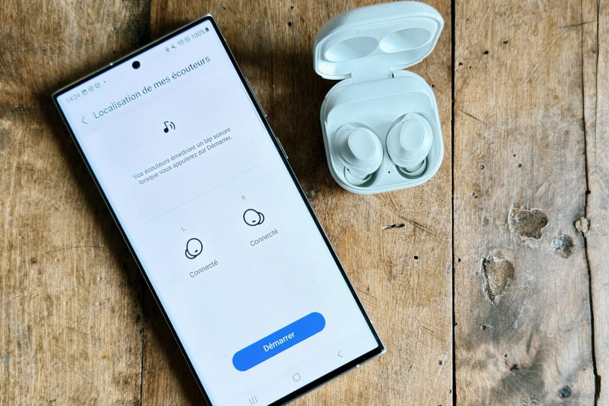 Les Galaxy Buds FE à côté du Galaxy S23 Ultra, de Samsung.