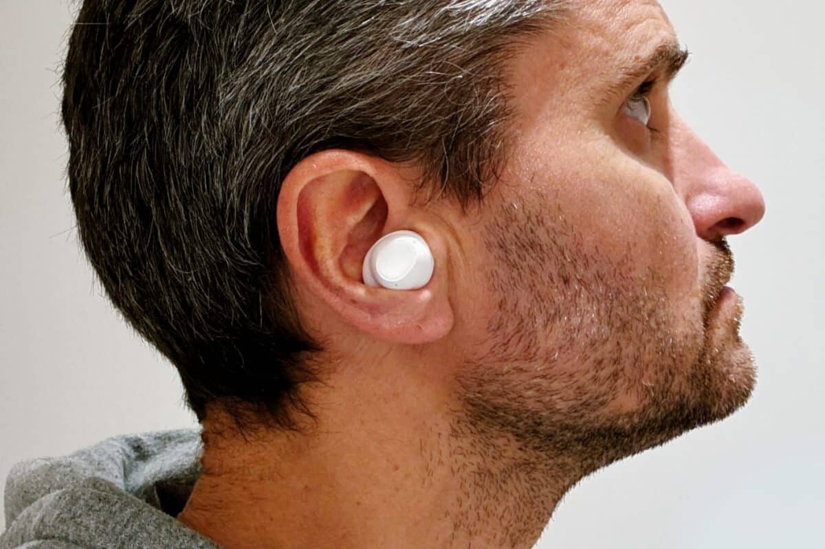 Les Samsung Galaxy Buds FE sont extrêmement discrets.