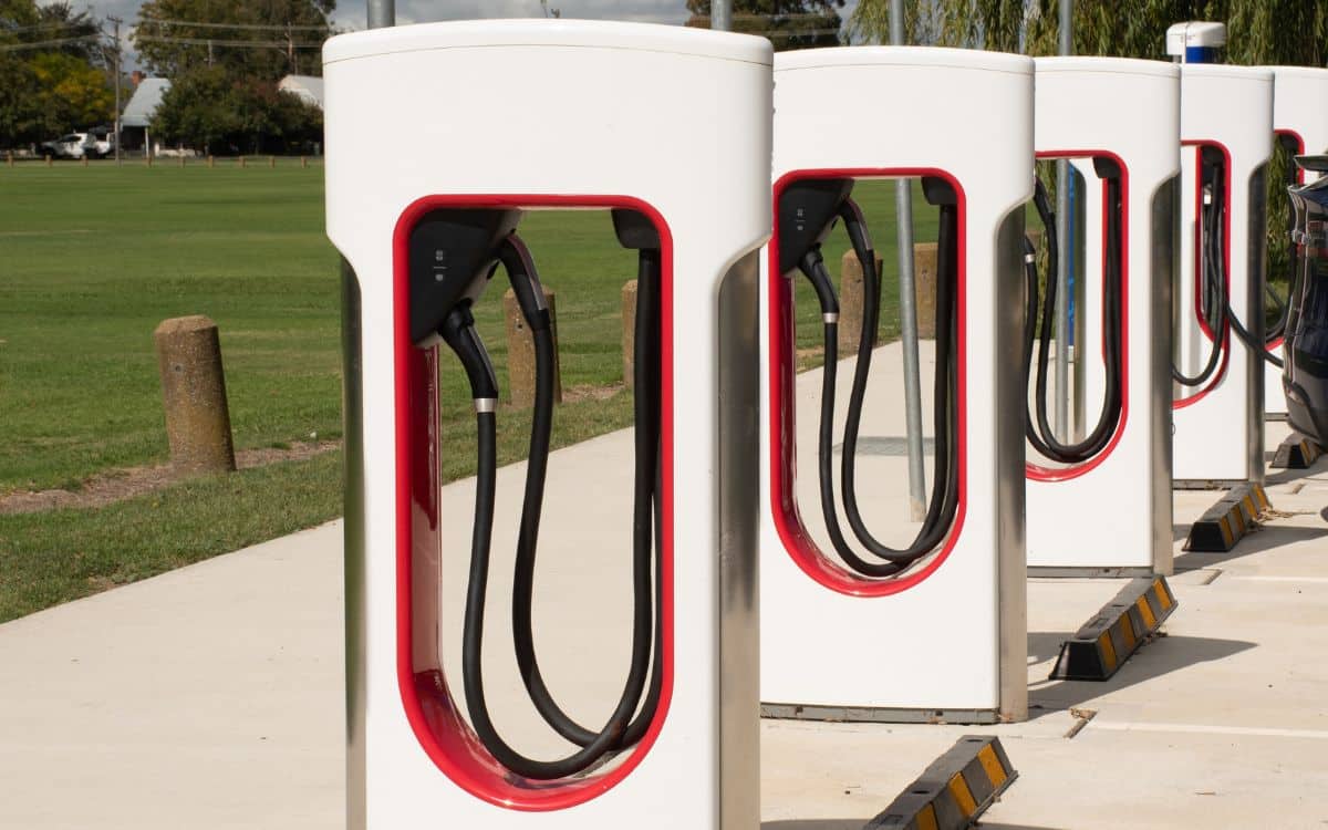 tesla bornes de recharge superchargeurs attente frais supplémentaires