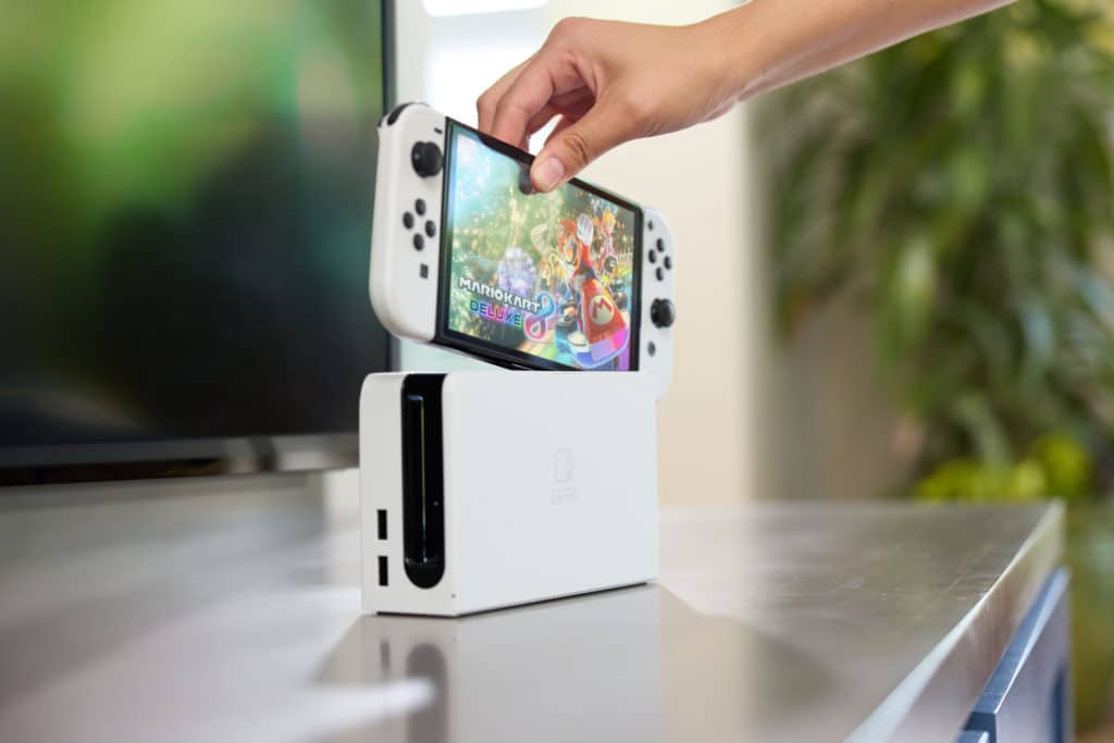 Switch OLED sur son dock avec Mario Kart 8 