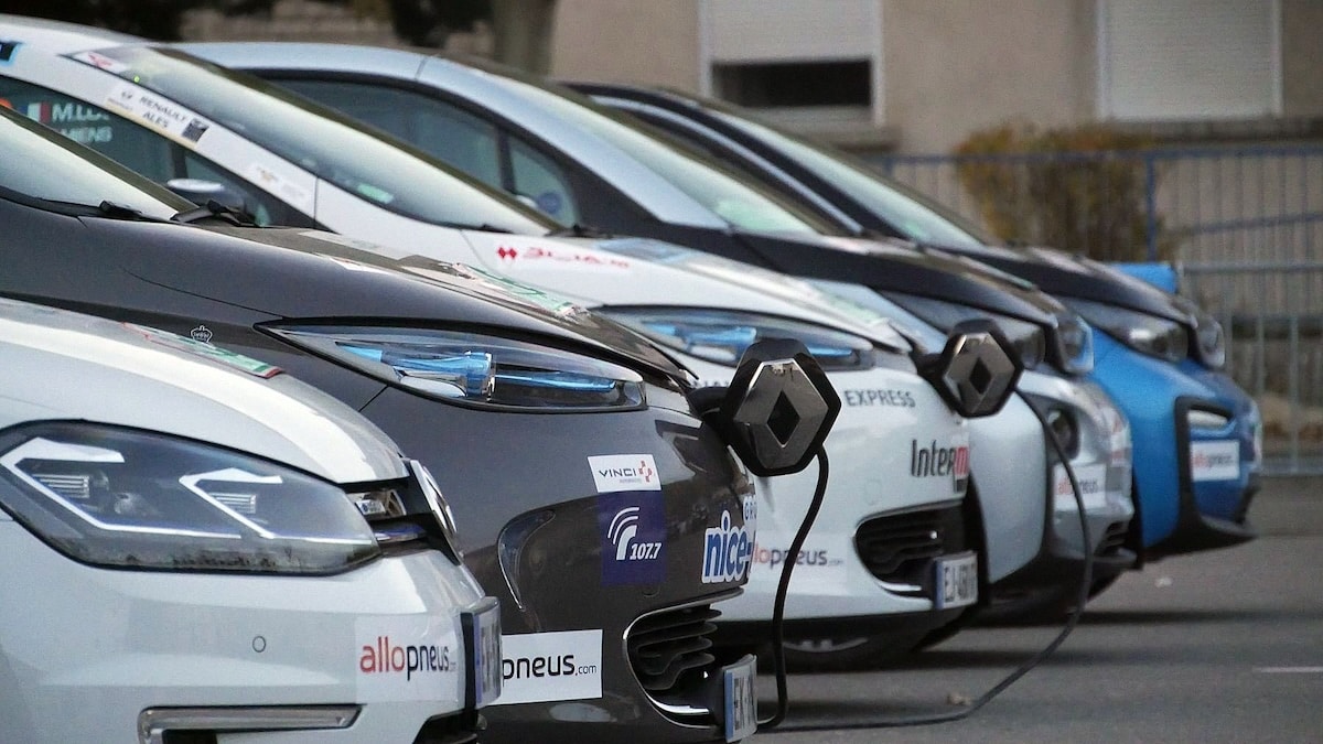 Voitures électriques en charge