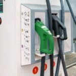 Fabienne, choquée par le prix de la recharge de sa voiture électrique : “60 euros pour 65% de batterie !”