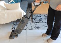 Un robot aspirateur a enregistré une femme sur les toilettes, les