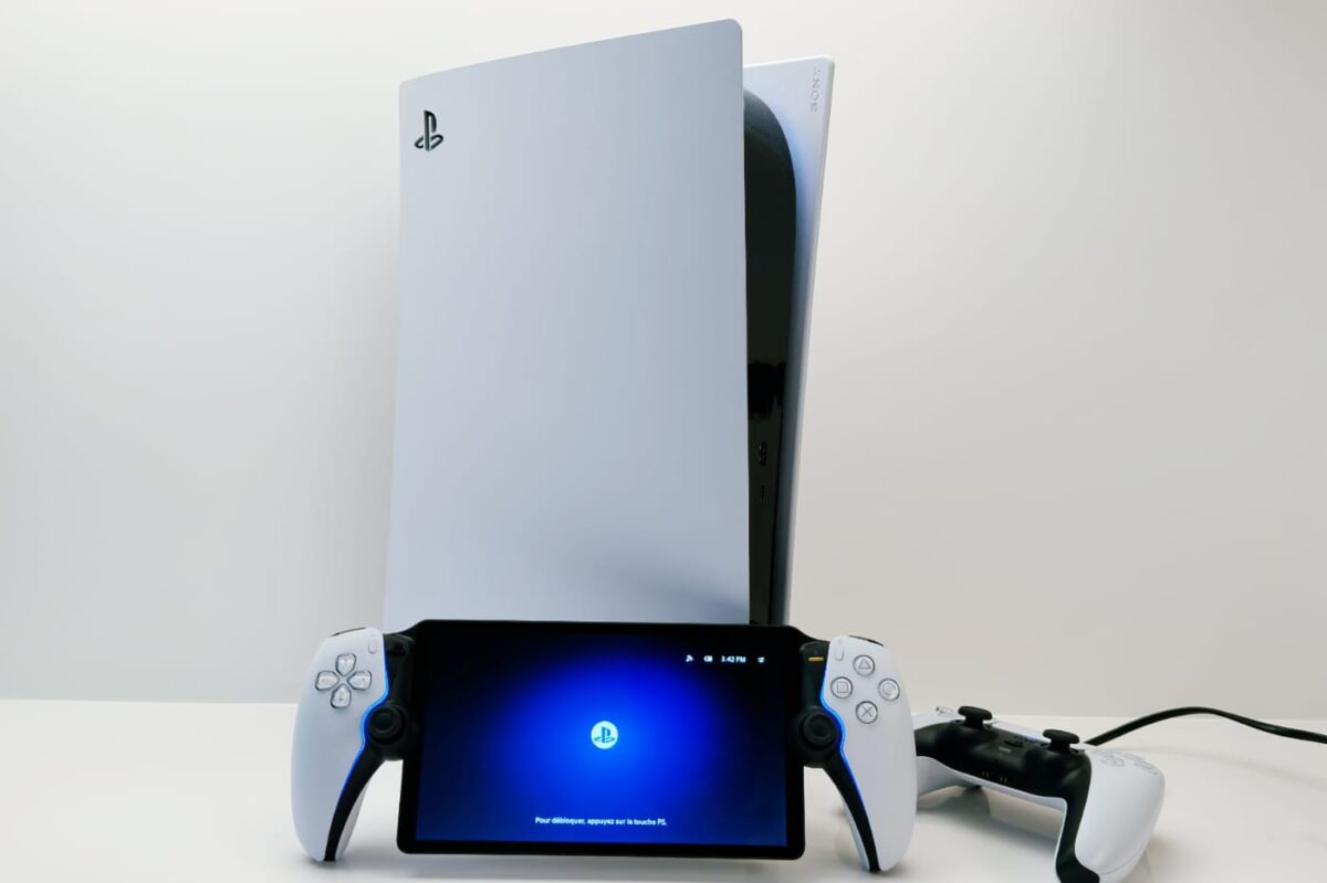 Le Sony PlayStation Portal et la PlayStation 5.