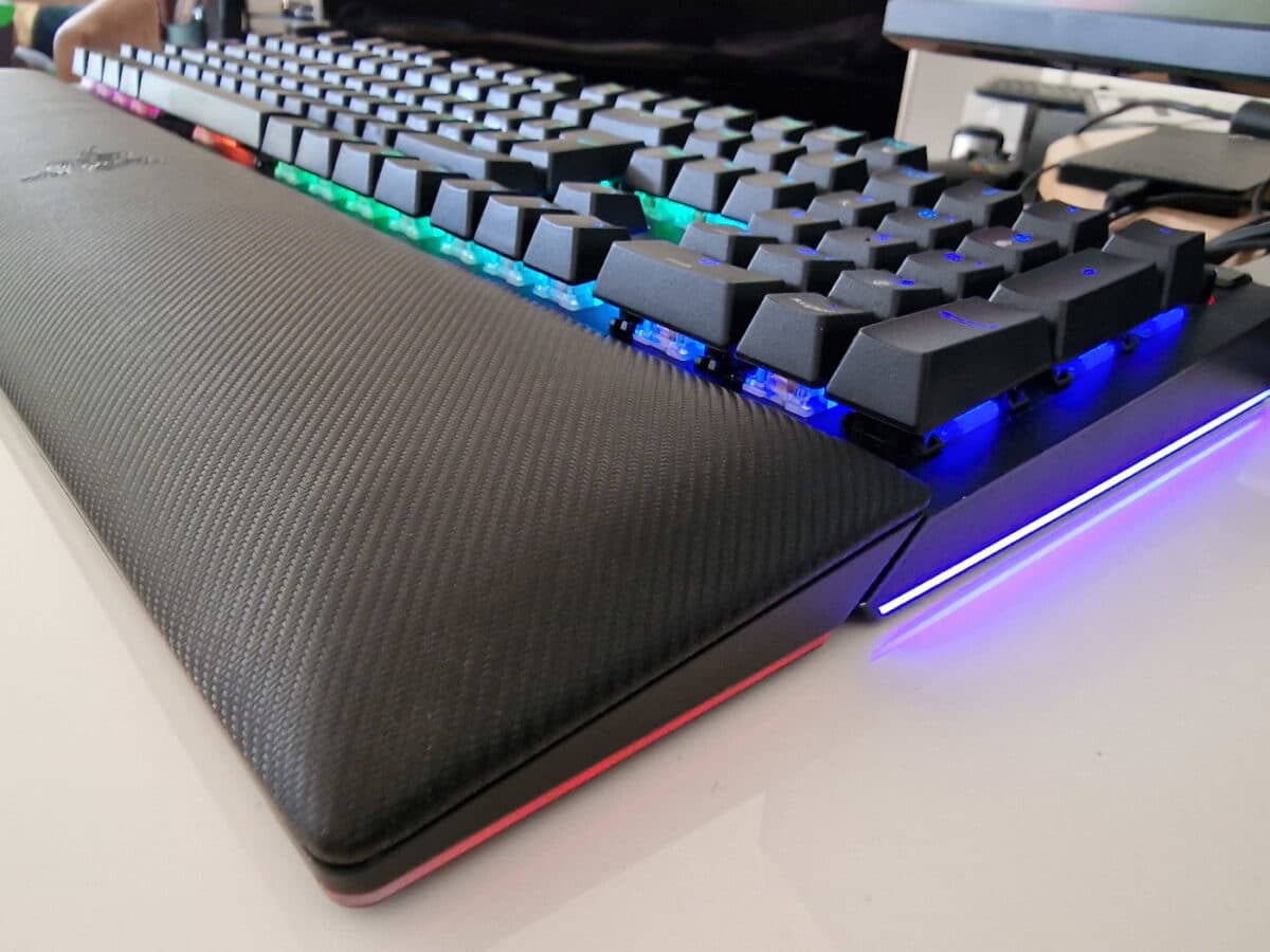 Test BlackWidow V4 Pro : le clavier gamer le plus complet et le plus  lumineux de Razer