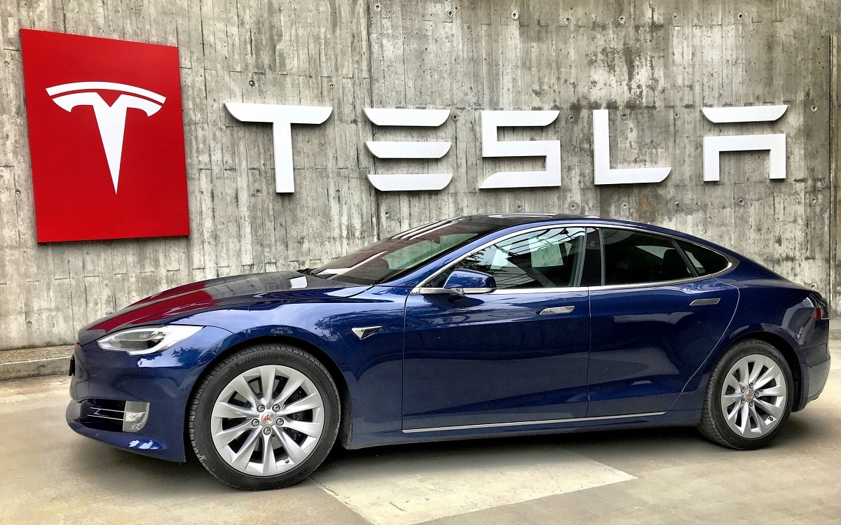 Tesla mise à jour 2 millions véhicules