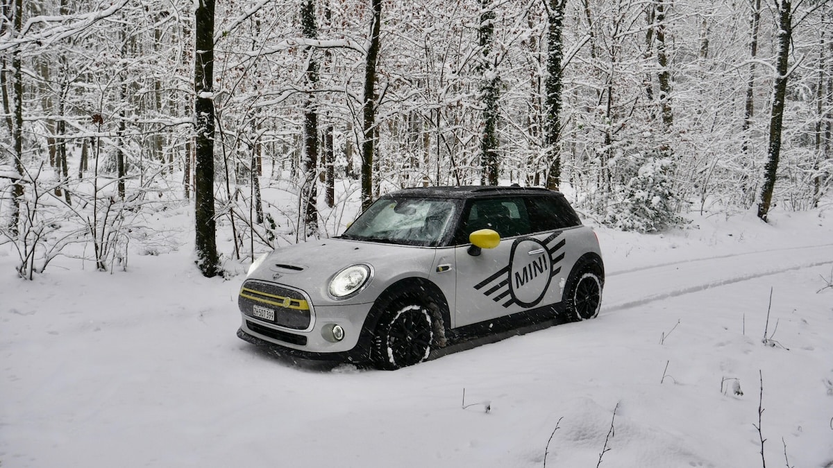 Une Mini électrique par temps enneigé