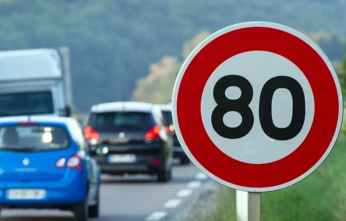 Un panneau de limitation de vitesse 