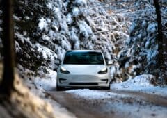 Une Tesla sur route enneigée