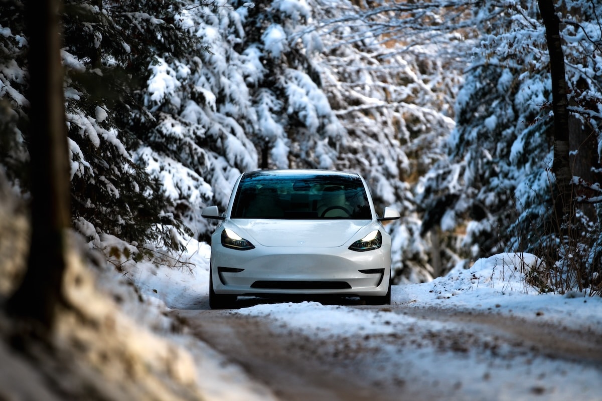 Une Tesla sur route enneigée 