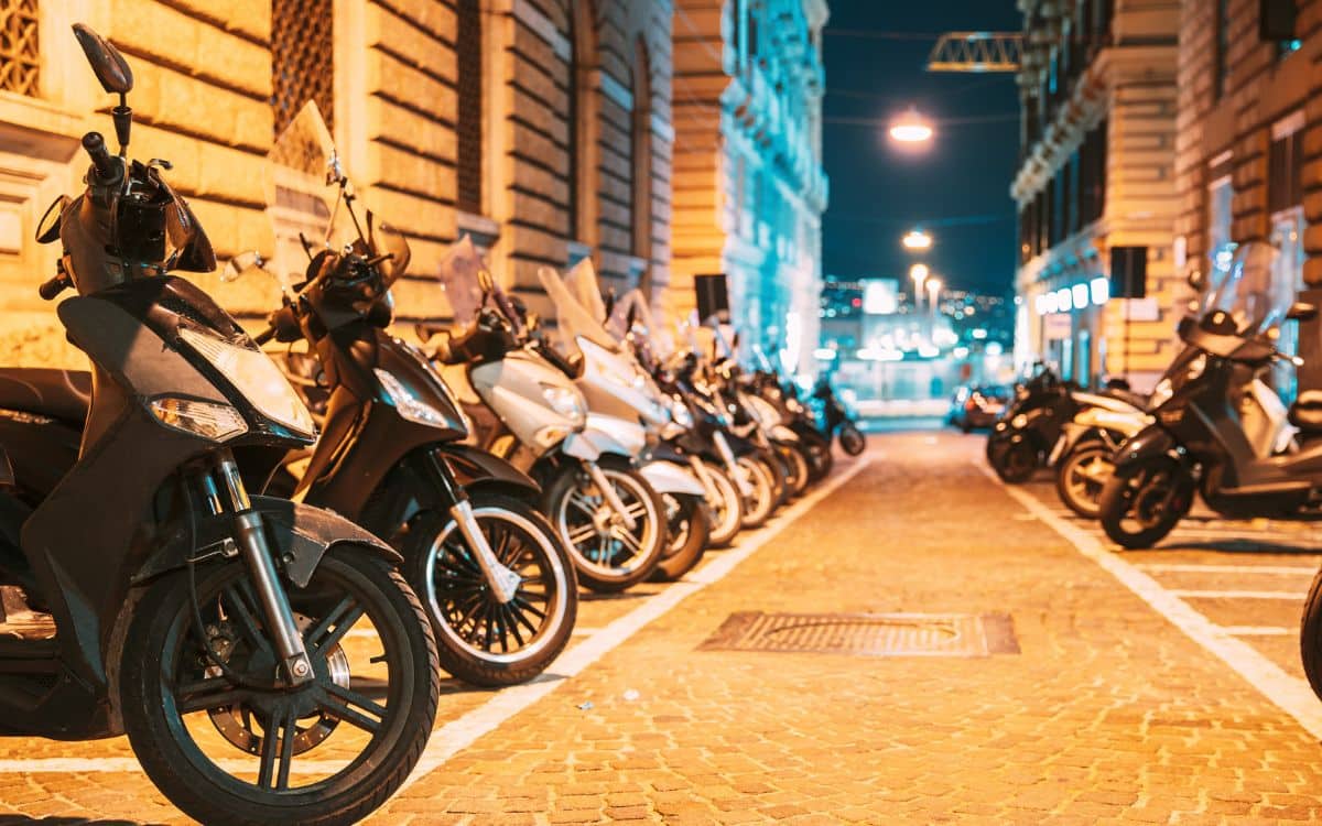 Scooters Paris nuit motos