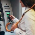 Une arnaque invisible, mais bien réelle : comment les fraudeurs copient vos cartes bancaires