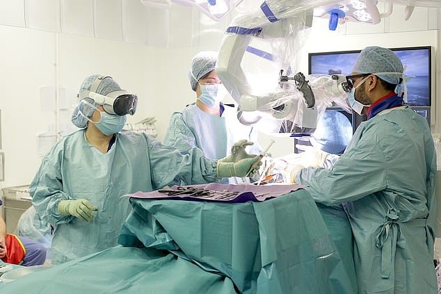 Apple Vision Pro réalité mixte réalité augmentée casque médecin chirurgie opération