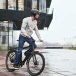 Accidents en hausse : faut-il imposer le casque aux cyclistes électriques ?