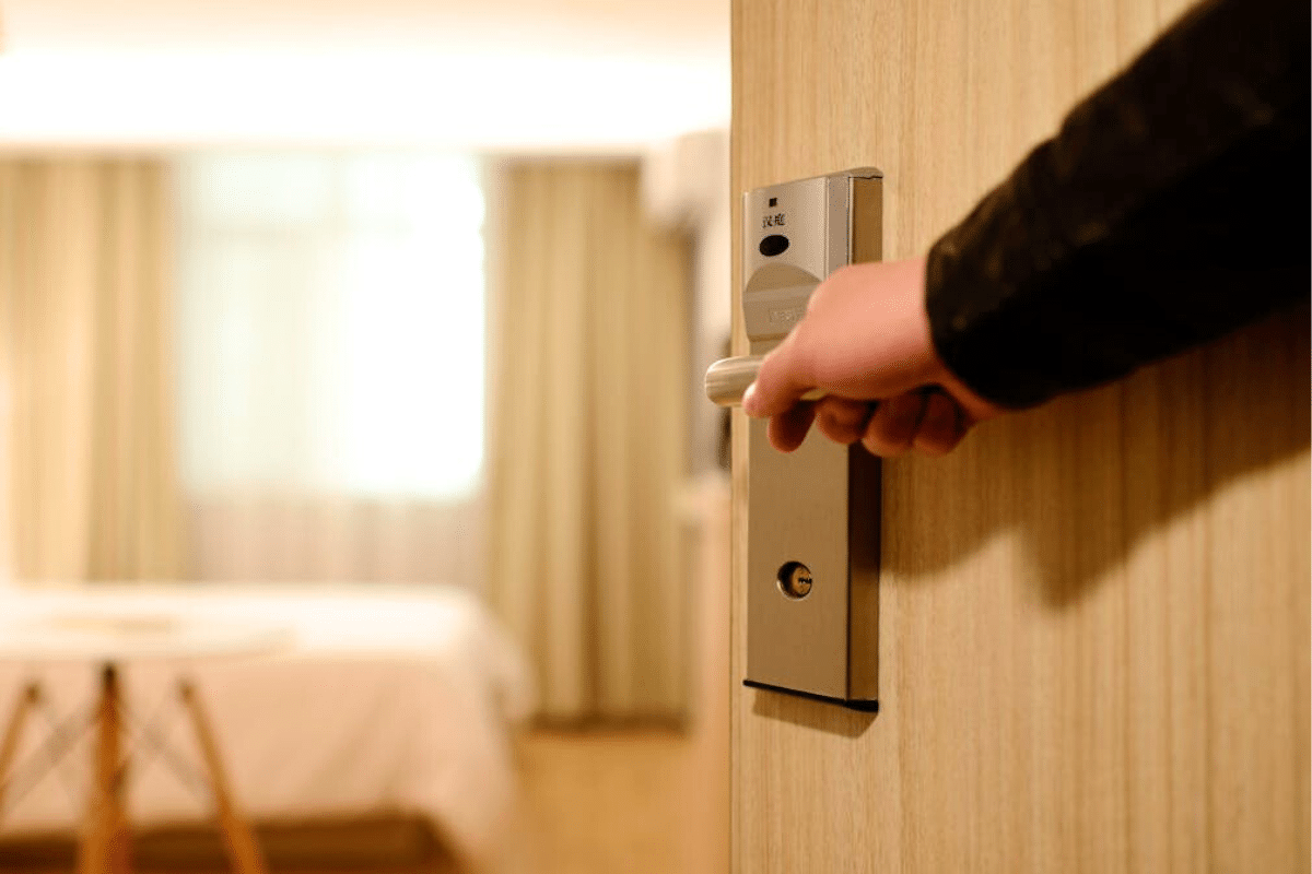 Hôtel chambre sécurité porte faille